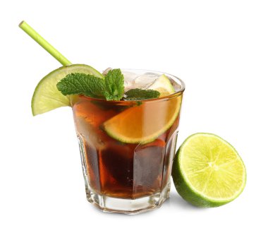 Beyaz arka planda naneli ve limonlu soğuk Küba Libre kokteyli