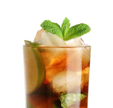 Beyaz arka planda naneli soğuk Küba kokteyli, yakın plan.