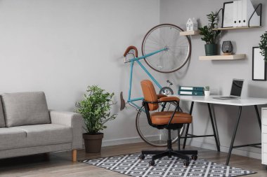 Bisikletli, işyerli ve kanepeli ev içi ofis.