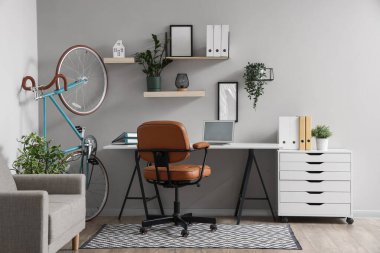 Bisiklet, işyeri ve bitkilerle ev içi ofis