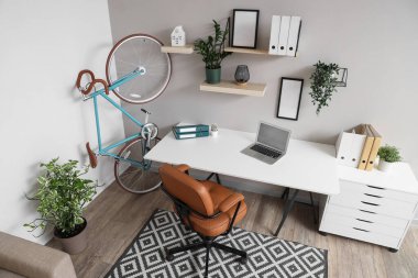 Bisiklet, işyeri ve bitkilerle ev içi ofis