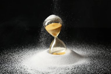 Koyu arkaplanda kristal kum saati