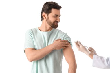 Genç adam beyaz arka planda aşı oluyor.