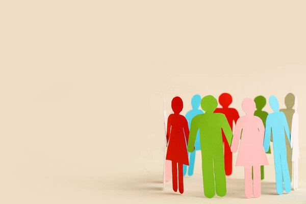 Бумажные человеческие фигуры образуют круг на светлом фоне. Концепция разнообразия и интеграции