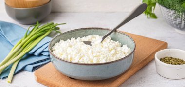 Hafif arka planda lezzetli süzme peynirli kase