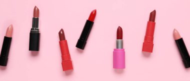 Pembe arka planda farklı ruj izleri var.