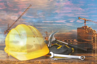 Ahşap arka planda araçları olan sert şapka