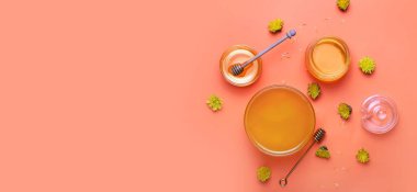 Kırmızı zemin üzerinde tatlı karahindiba bal metin için boşluk, üst görünüm