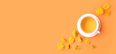 Renkli bir fincan sağlıklı karahindiba çayı.