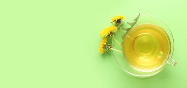 Renkli bir fincan sağlıklı karahindiba çayı.