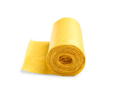 Beyaz arkaplanda izole edilmiş sarı çöp torbaları