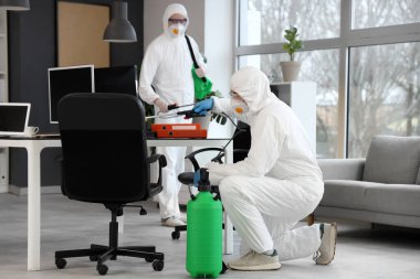 Erkek işçiler işyerlerini dezenfekte ediyorlar