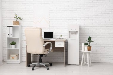 Modern su soğutucusu, çalışma alanı ve raf ünitesi olan ışık ofisinin içi