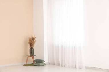 Vazolar, otlar, yastıklar, halı, ışık perdesi...