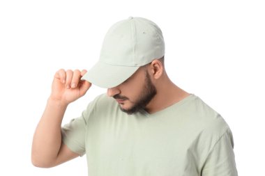 Beyaz arka planda şık şapkalı yakışıklı bir genç.