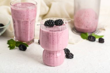 Nane aromalı taze böğürtlen suyu ve beyaz arka planda böğürtlen.