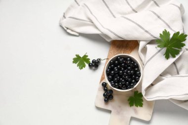 Beyaz arka planda taze siyah üzümlü kase