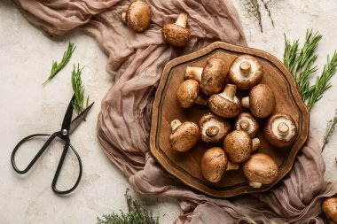 Taze mantarlı ahşap tahta tahta, beyaz arka planda kekik ve biberiye.