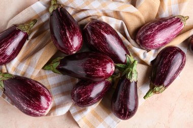 Bej arka planda taze taze patlıcanlar