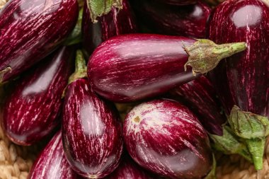 Hasır sepette taze patlıcanlar, yakın plan.