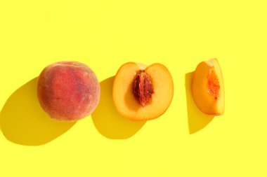 Sarı arka planda olgun şeftaliler