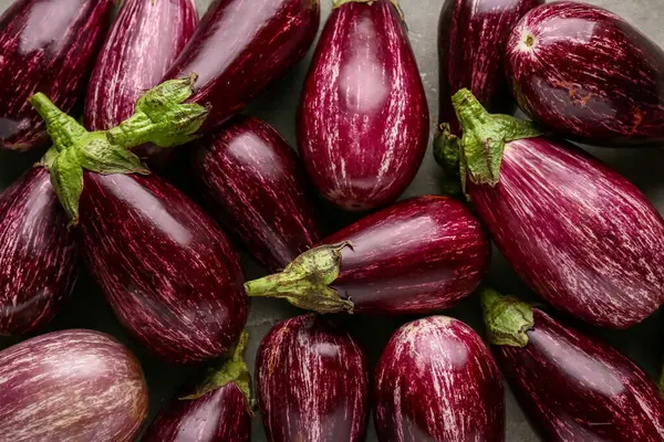 Gri arka planda taze olgun patlıcanların dokusu