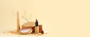 Bej arkaplanda dekoratif kozmetik ürünleri ve metin için boşluk
