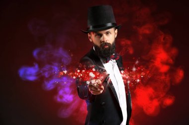 Hileler koyu arka plan üzerinde gösterilen sihirbaz