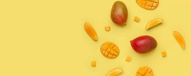 Metin için alanı olan sarı arkaplanda taze mangolar