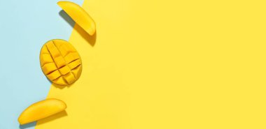 Metin için alanı olan renk arkaplan üzerinde taze kesilmiş mango