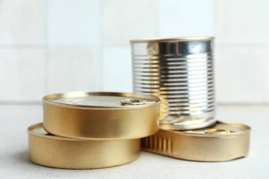 Beyaz masada balık dolu teneke kutular.