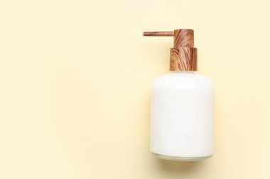 Turuncu arka planda sabun dağıtıcısı