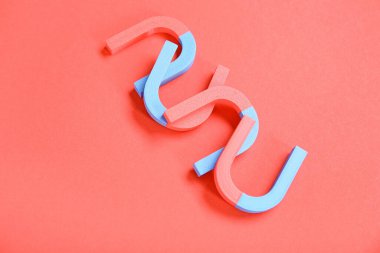 Kırmızı arkaplanda at nalı şekilli mıknatıslar