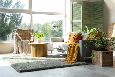 Gri kanepeli, asılı disko topu ve kahve masalı modern oturma odasının içi.