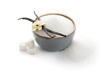 Aromatik vanilya şekerli, çiçekli ve beyaz arkaplanlı kase