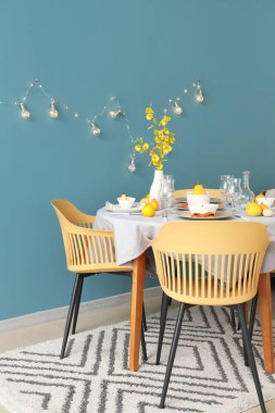 Şenlik odasında balkabakları ve sarı çiçeklerle sonbahar masası.
