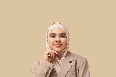 Bej arka planda tesettürlü güzel Müslüman kadın