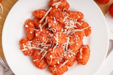 Masada peynirli bir tabak lezzetli gnocchi