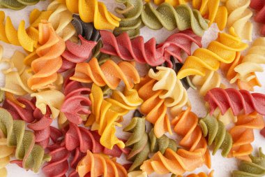 Hafif arkaplanda pişmemiş fusilli makarna