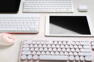 Hafif arka planda modern aygıtlara sahip kompozisyon, yakın plan