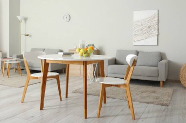 Yemek masası ve kanepeleri olan ışık odasının içinde.