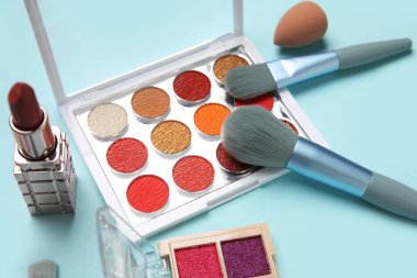 Mavi arkaplanda makyaj malzemesi seti