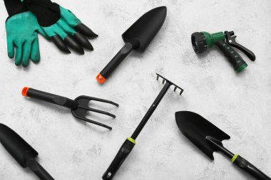 Beyaz grunge arka planda bahçe işleri için araçlar. Üst görünüm