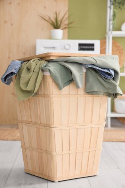 Kirli elbiseli çamaşır sepeti, yakın plan.