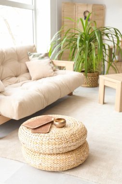 Sadhu tahtasıyla Tibet kâsesi oturma odasında pufların üzerinde.