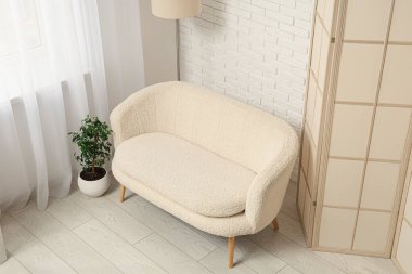 Rahat kanepesi ve katlanır perdesi olan şık bir oturma odası.