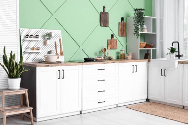 Tezgahı olan modern bir mutfak.