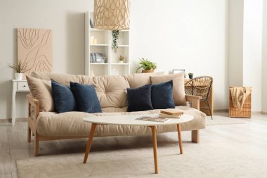 Oturma odasında rahat bir kanepe ve kahve masası.