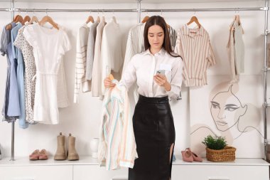 Cep telefonu satan kadın giyim mağazasından online sipariş alıyor.