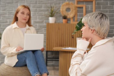 Psikologun muayenehanesindeki genç kız, yakın plan.